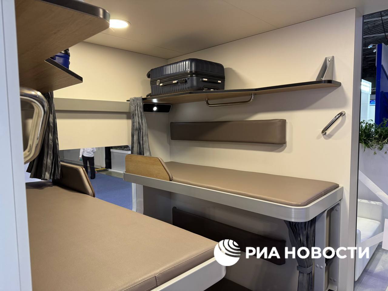 Новый вагон плацкарт с более длинными и широкими полками впервые показали в Москве Новый вагон плацкарт с более длинными и широкими полками впервые показали в Москве