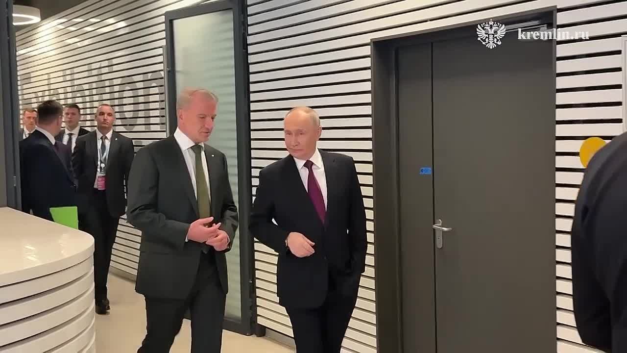 Президент России Владимир Путин посетил выставку в рамках конференции "Путешествие в мир искусственного интеллекта" и позже примет участие в пленарном заседании