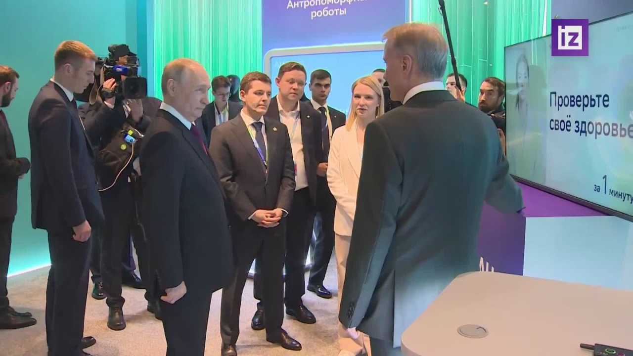 Президент России Владимир Путин посетил выставку в рамках конференции "Путешествие в мир искусственного интеллекта", которая проходит в Москве в штаб-квартире "Сбера"