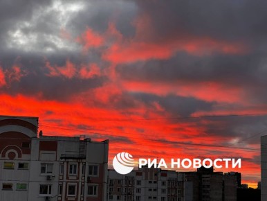 Вот такой оранжевый рассвет окутал Москву сегодня утром