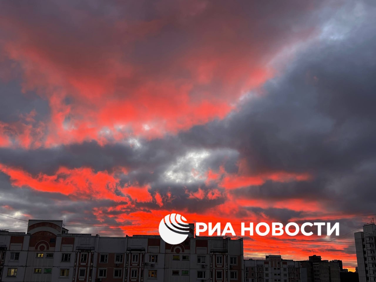 Вот такой оранжевый рассвет окутал Москву сегодня утром Вот такой оранжевый рассвет окутал Москву сегодня утром