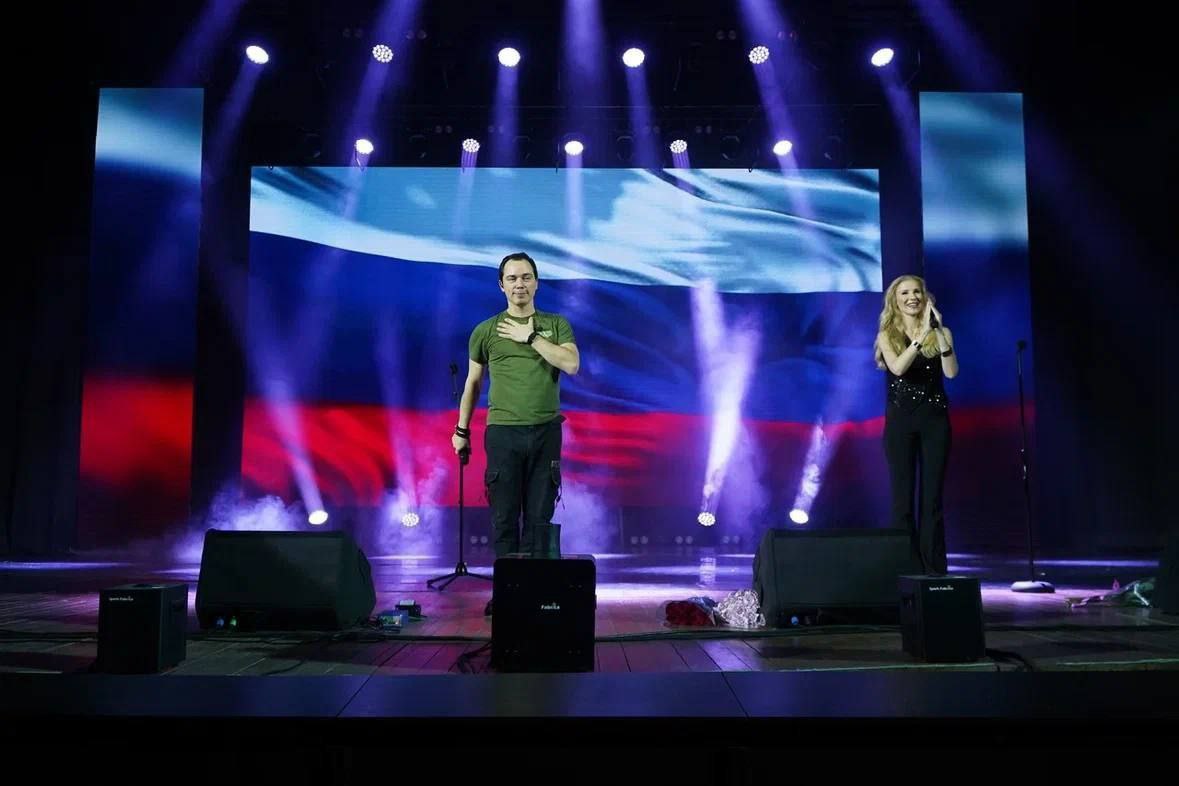 Певец и композитор, член комиссии МГД по культуре и массовым коммуникациям Родион Газманов (фракция партии «Единая Россия») выступил на патриотическом концерте «На линии жизни» для белгородцев: