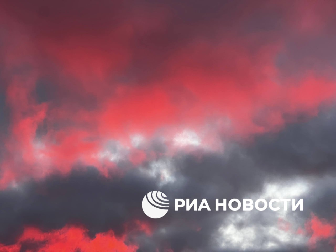 Вот такой оранжевый рассвет окутал Москву сегодня утром Вот такой оранжевый рассвет окутал Москву сегодня утром