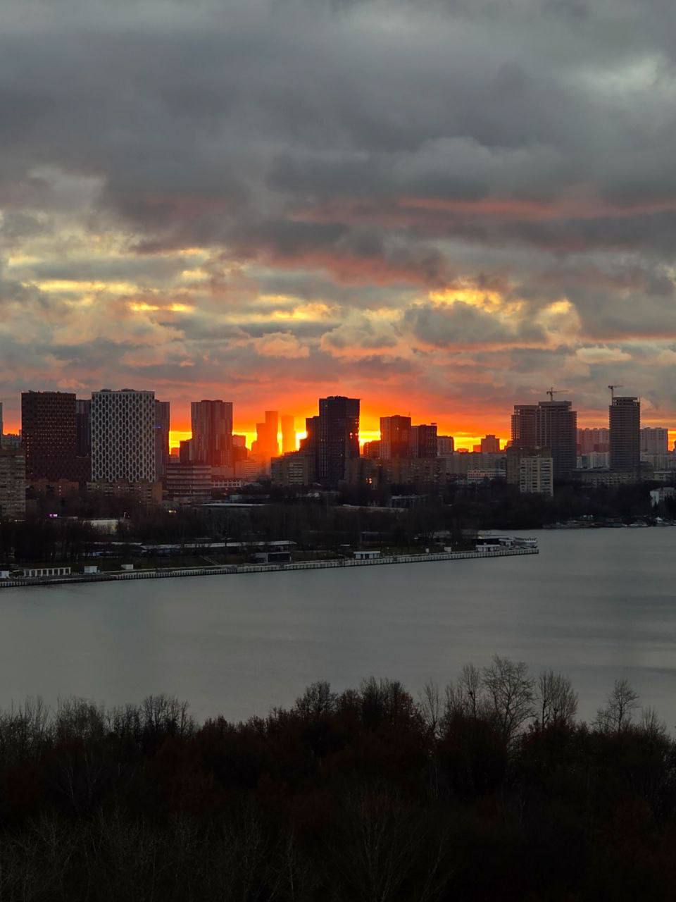 Московское небо сегодня в серорозовых тонах Московское небо сегодня в серорозовых тонах
