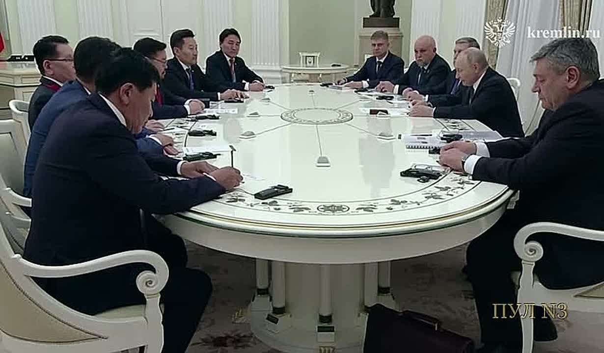 Путин - встретился в Кремле с премьер Монголии Гомбожавын Занданшатаром, встреча проходила на русском языке: