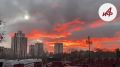 Небо над Москвой — огонь. Жители и гости столицы утром в среду вновь могли наблюдать алое рассветное небо