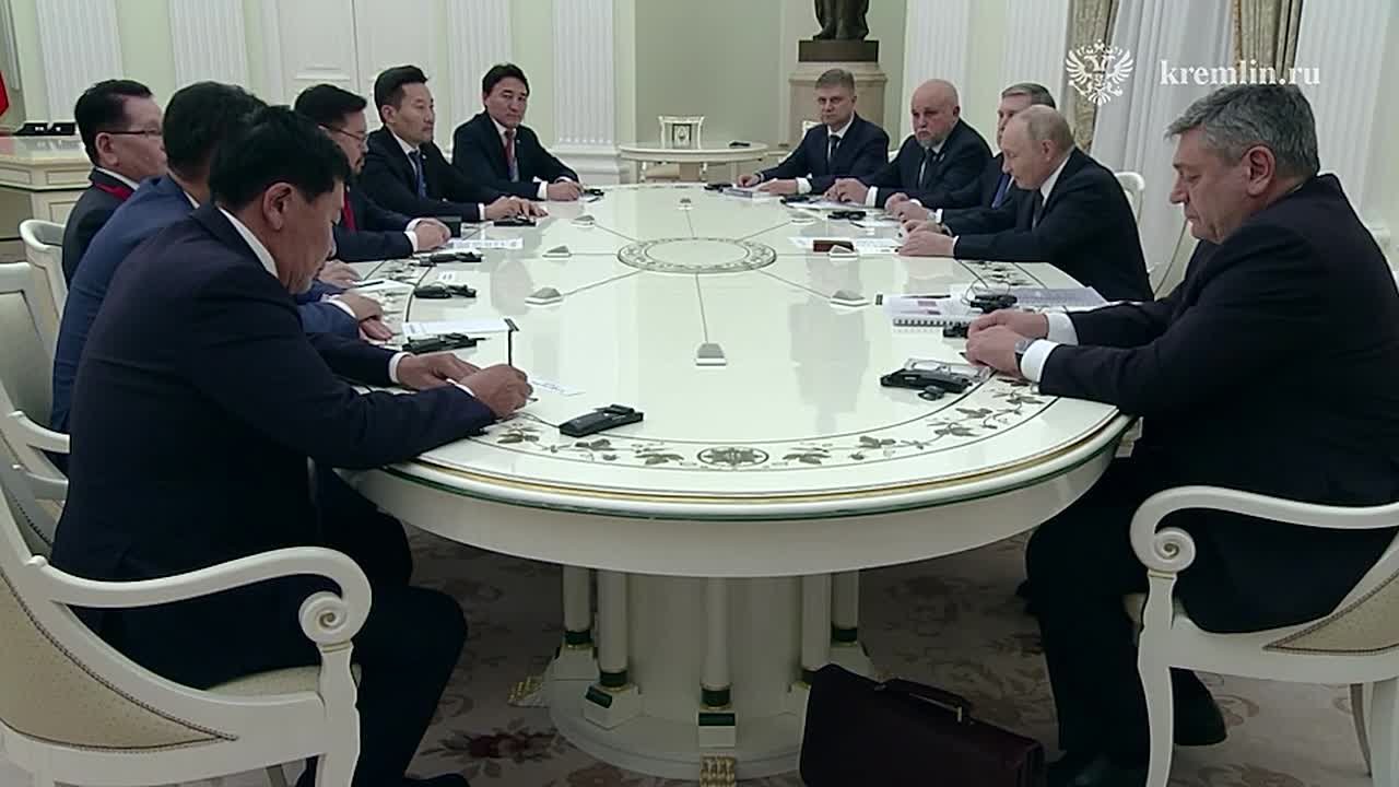 Президент России Владимир Путин принял в Кремле Премьер-министра Монголии Гомбожавын Занданшатара (18 ноября 2025 года)