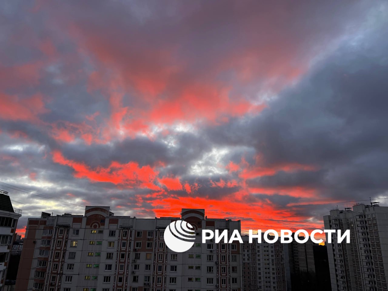 Вот такой оранжевый рассвет окутал Москву сегодня утром Вот такой оранжевый рассвет окутал Москву сегодня утром