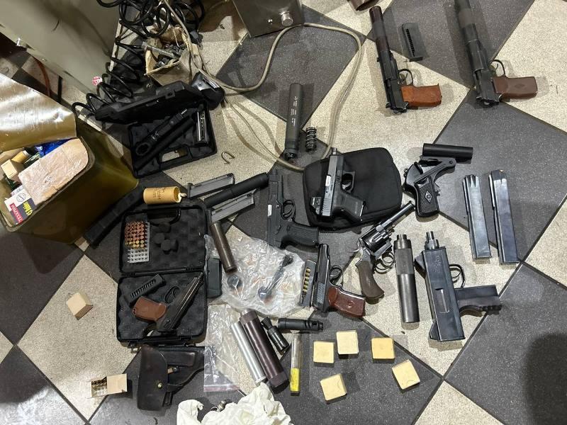 У 46-летнего мужчины в частном доме в Москве нашли: У 46-летнего мужчины в частном доме в Москве нашли: