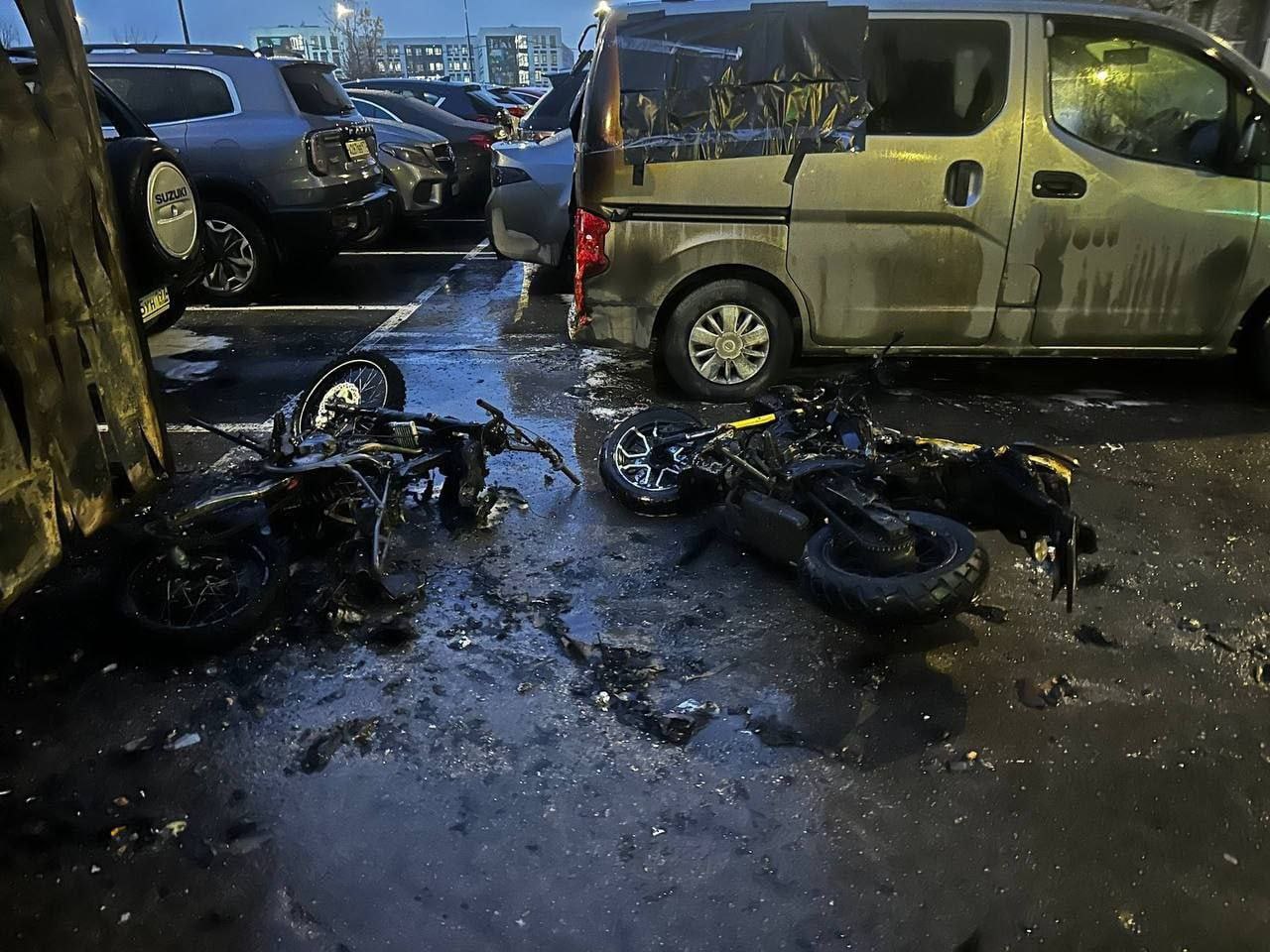 8 машин и 2 мотоцикла сгорели в Москве из-за возгорания мусорных контейнеров 8 машин и 2 мотоцикла сгорели в Москве из-за возгорания мусорных контейнеров