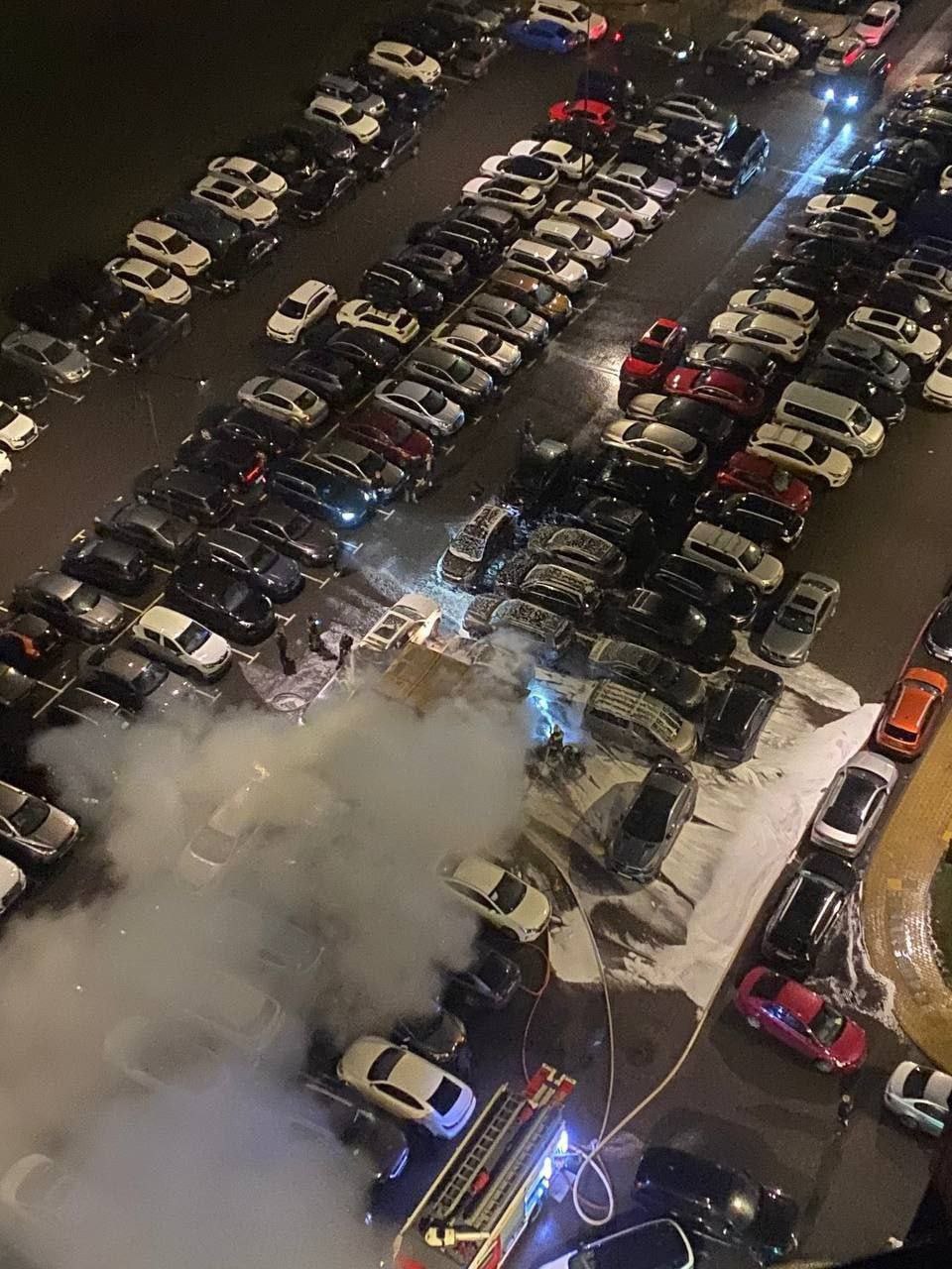 8 машин и 2 мотоцикла сгорели в Москве из-за возгорания мусорных контейнеров 8 машин и 2 мотоцикла сгорели в Москве из-за возгорания мусорных контейнеров