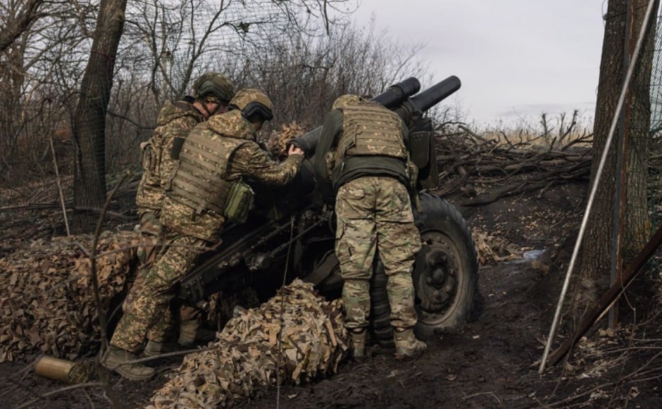 Украина и ее европейские союзники будут настаивать на том, чтобы переговоры с Россией о любых территориальных обменах прошли только после прекращения огня вдоль нынешней линии соприкосновения, сообщили Bloomberg источники...