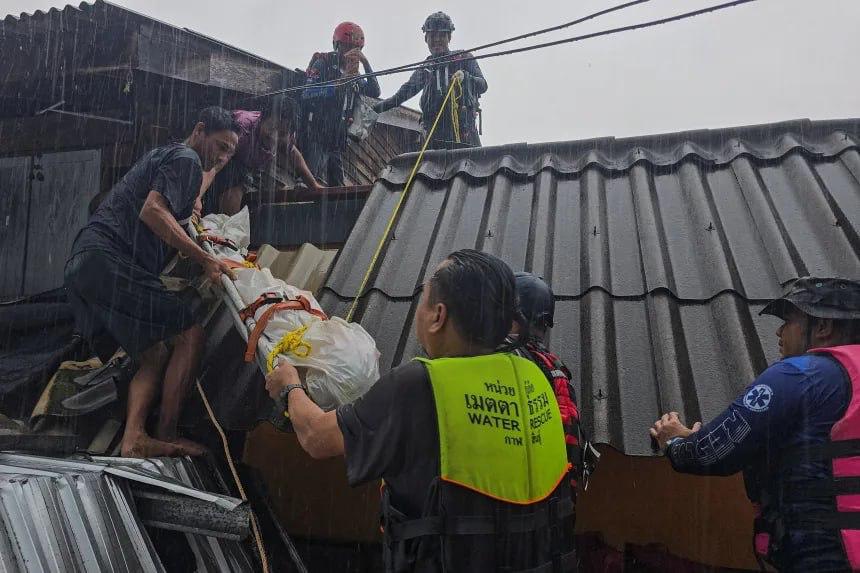 Сильнейшее за 25 лет наводнение произошло в десятках южных провинций Таиланда Сильнейшее за 25 лет наводнение произошло в десятках южных провинций Таиланда