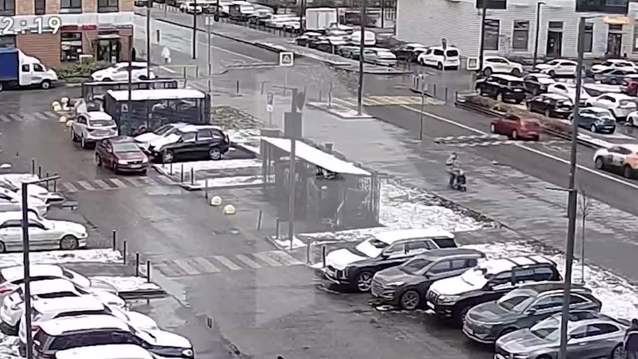 Курьер сбил 10-летнюю девочку на "зебре" в Москве