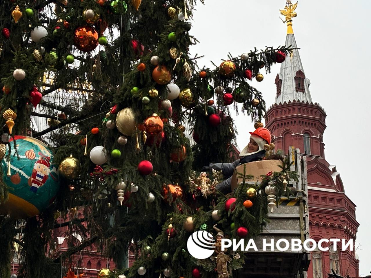 Новогоднюю ёлку нарядили на Манежной площади в Москве Новогоднюю ёлку нарядили на Манежной площади в Москве