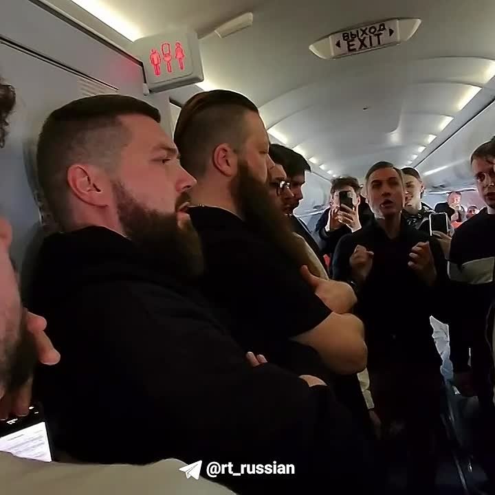 Пассажиры рейса Москва — Ереван оказались в одном самолёте с хором Сретенского монастыря