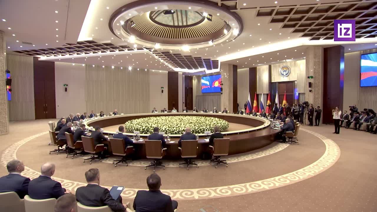 Президент РФ Владимир Путин в ходе российско-киргизских переговоров в Бишкеке отметил стабильную внутриполитическую ситуацию в Киргизии при действующем руководстве страны