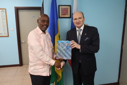 14 ноября с.г. состоялся визит вежливости Посла России А.А.Прицепова к министру иностранных дел, внешней торговли и по делам потребителей Сент-Винсента и Гренадин (СВГ) Фредерику Стивенсону