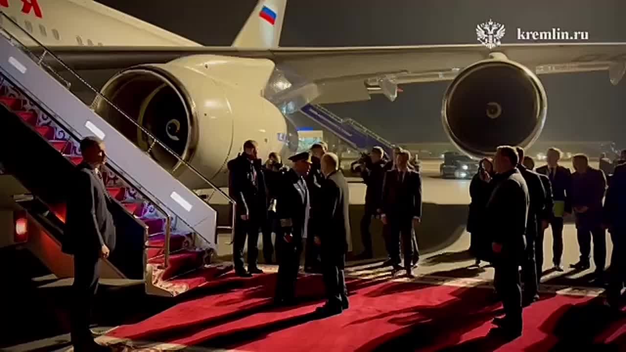 «Дорогая моя столица»: Путин улетел из Бишкека под мелодию знаменитой песни о Москве, которая с 1995 года является гимном столицы