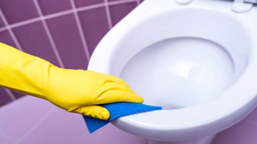 Бросьте в унитаз эту аптечную шипучку и наблюдайте: налет растворится