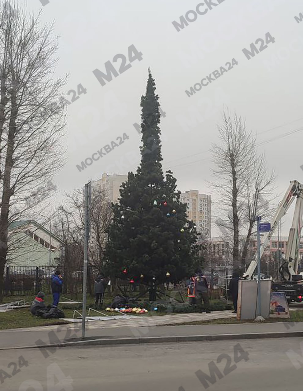Жители Северного района Москвы обеспокоены внешним видом ёлки, которую установили на 9-й Северной линии