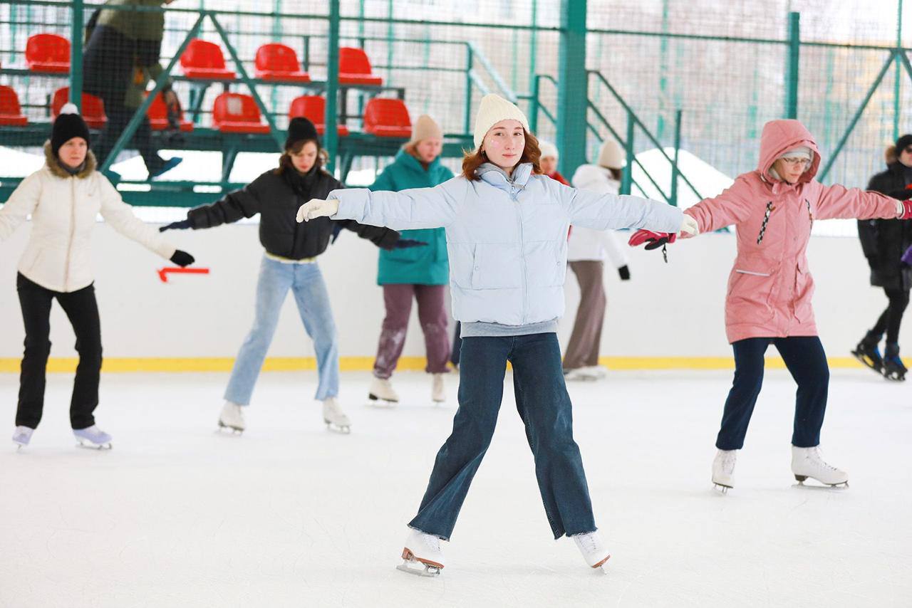Москвичей приглашают записаться в бесплатные секции по катанию на коньках и фигурному катанию