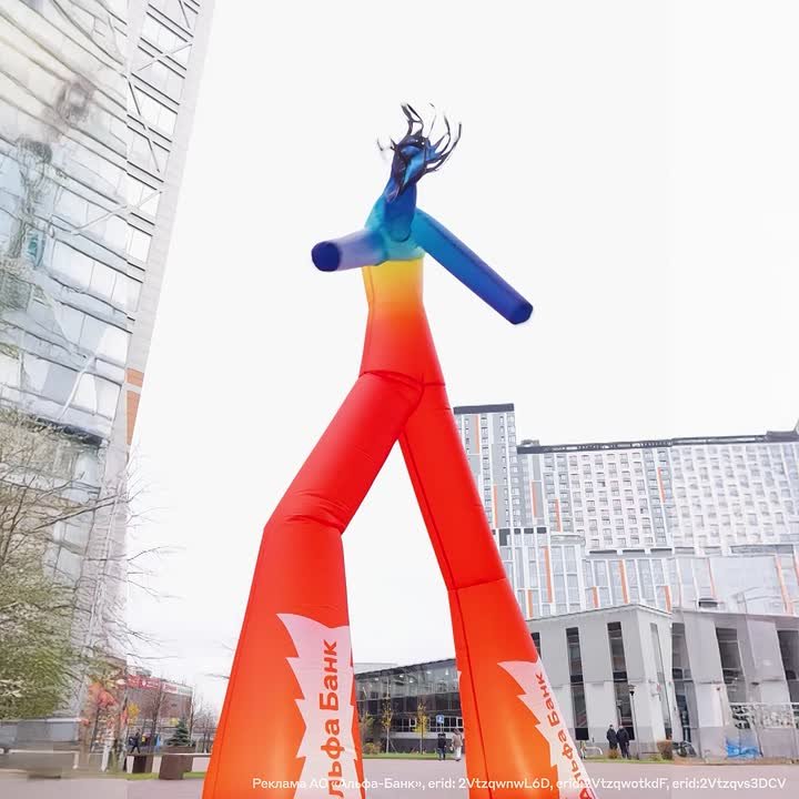 ОНИ ВЕЗДЕ — огромные красные фигуры заполонили Москву