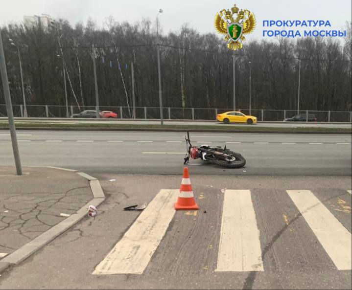 16-летний подросток на питбайке попал в ДТП с легковушкой на Рублевском шоссе, сообщили в прокуратуре Москвы