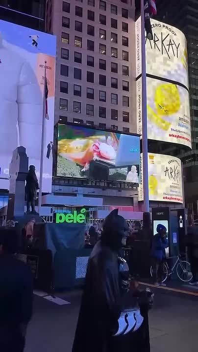 На центральной площади Нью-Йорка Таймс-сквер показывают аксолотля из московского Москвариума