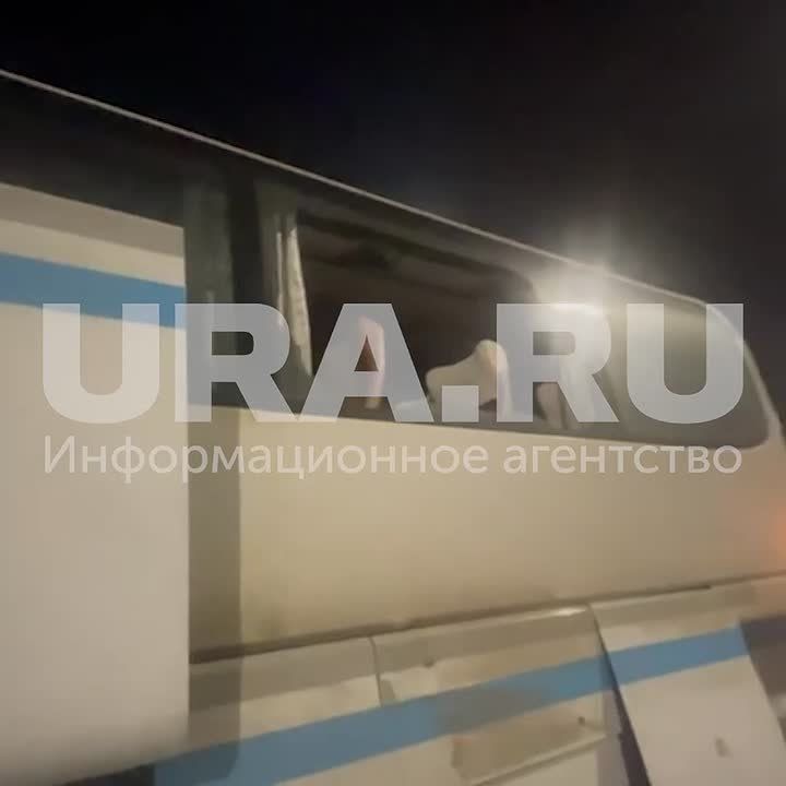 Кадры крупного ДТП с участием автобусов, двух фур и легковой машины передал корреспондент URA.RU. Авария произошла на участке трассы М-12 «Восток» рядом с Арзамасом в Нижегородской области