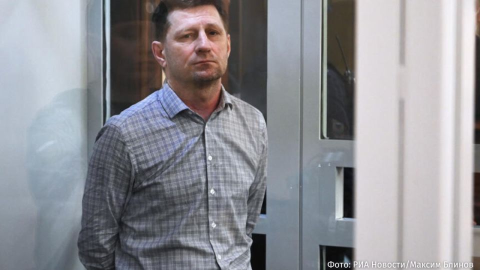 Суд приговорил экс-губернатора Хабаровского края Фургала к 25 годам колонии, сообщил корреспондент РЕН ТВ из зала суда