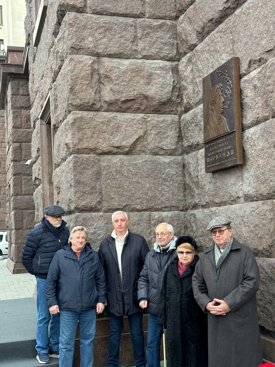 В столице на фасаде дома на Котельнической набережной открыли мемориальную доску Александру Ширвиндту, рассказал председатель комиссии МГД по культуре и массовым коммуникациям, художественный руководитель Московского... В столице на фасаде дома на Котельнической набережной открыли мемориальную доску Александру Ширвиндту, рассказал председатель комиссии МГД по культуре и массовым коммуникациям, художественный руководитель Московского...
