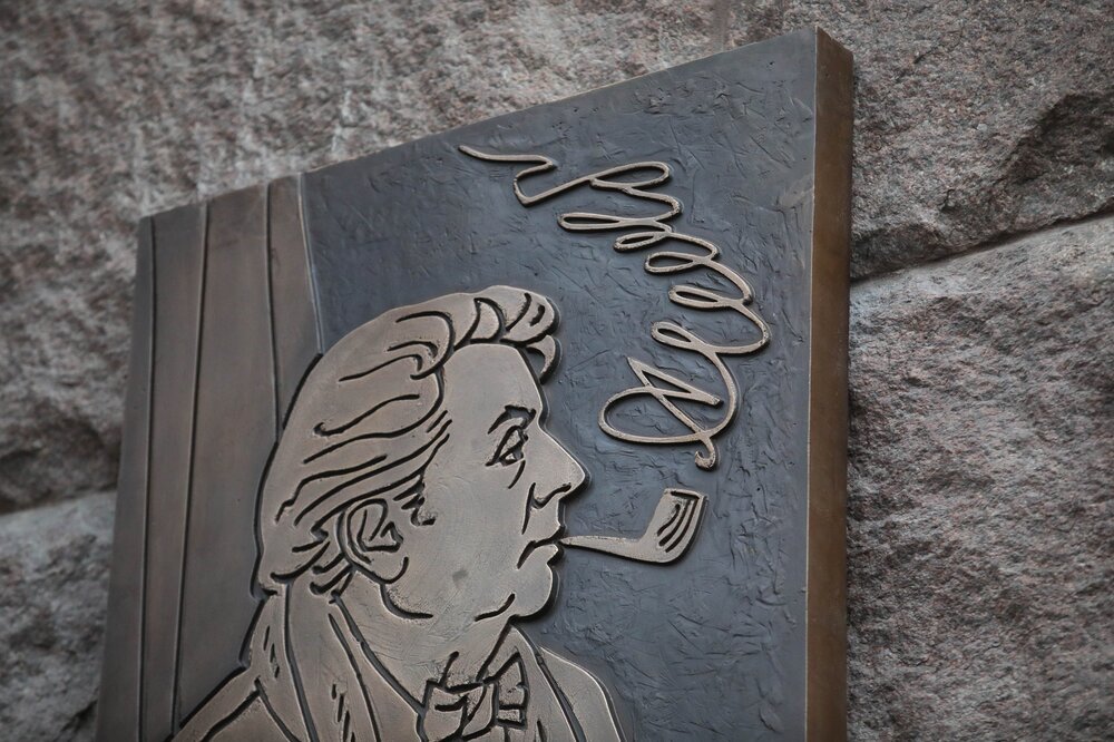 В столице на фасаде дома на Котельнической набережной открыли мемориальную доску Александру Ширвиндту, рассказал председатель комиссии МГД по культуре и массовым коммуникациям, художественный руководитель Московского...