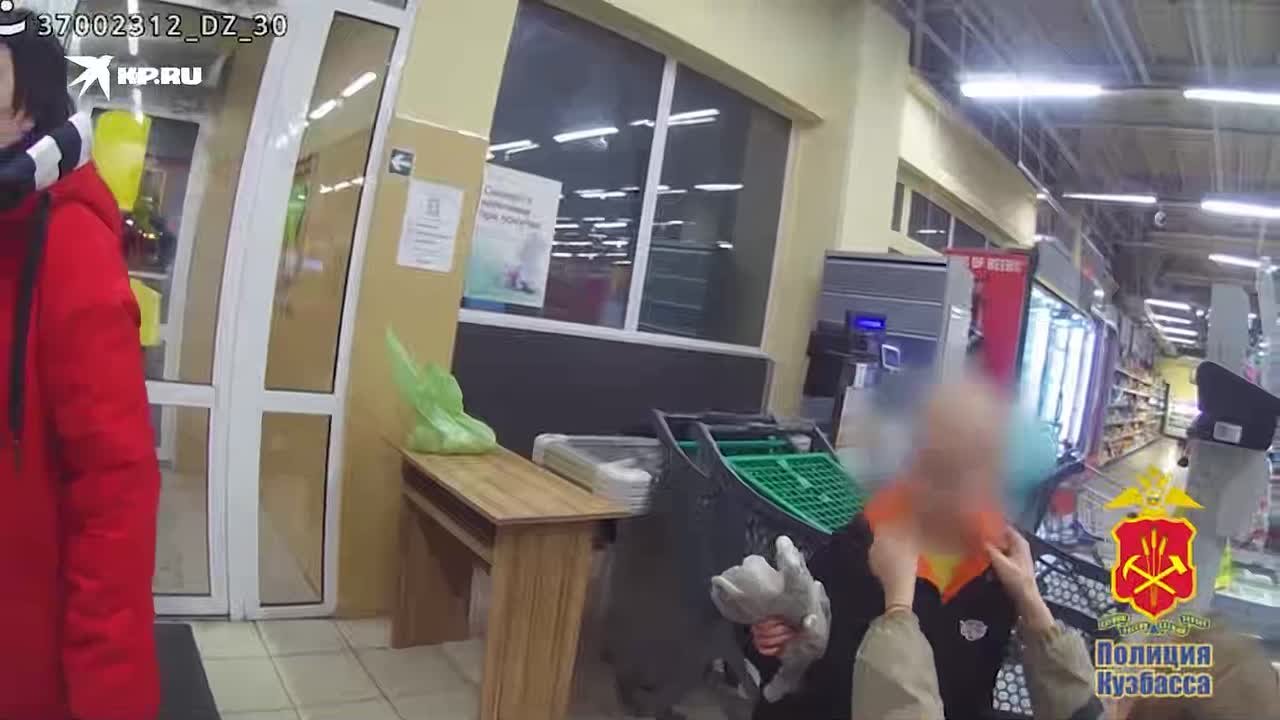 В Новокузнецке 5-летний мальчик Вовка поругался с мамой и сбежал из дома, прихватив с собой игрушки, воды и хлеба