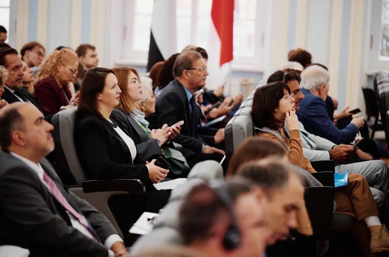 Российские ученые представили первый в мире учебник по социальной архитектуре Российские ученые представили первый в мире учебник по социальной архитектуре