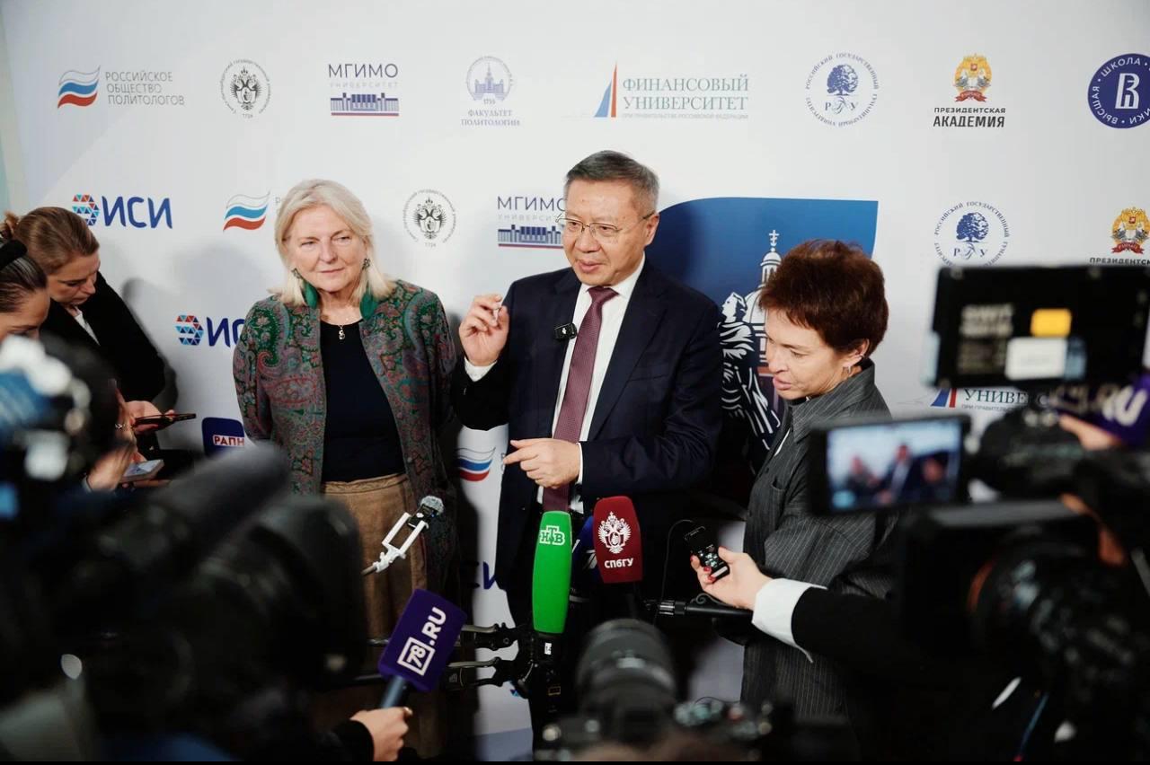 Российские ученые представили первый в мире учебник по социальной архитектуре Российские ученые представили первый в мире учебник по социальной архитектуре