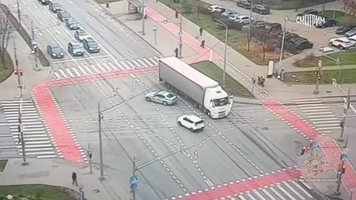 В Москве сотрудник ДПС предотвратил аварию с большегрузом, водитель которого потерял сознание за рулем, сообщила Ирина Волк