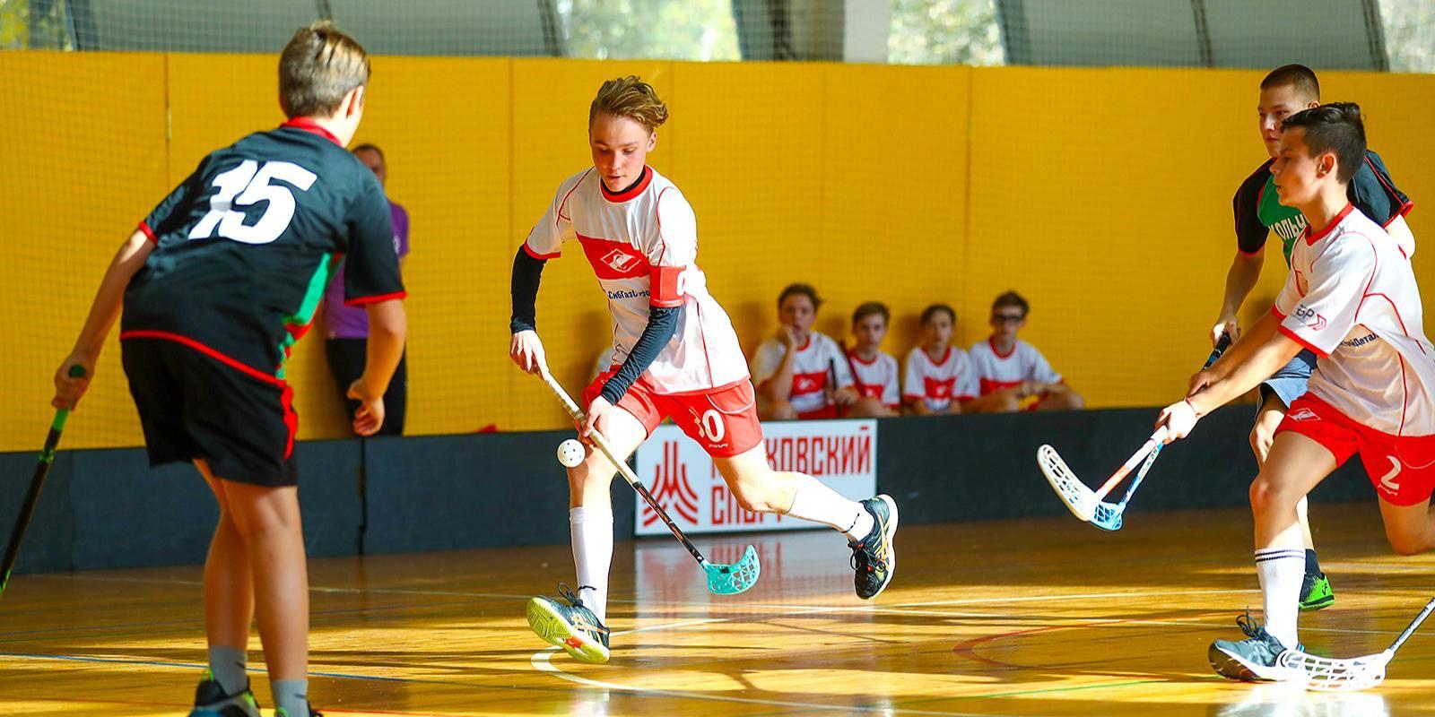 Москвичей приглашают на тренировки по флорболу — это разновидность хоккея с мячом