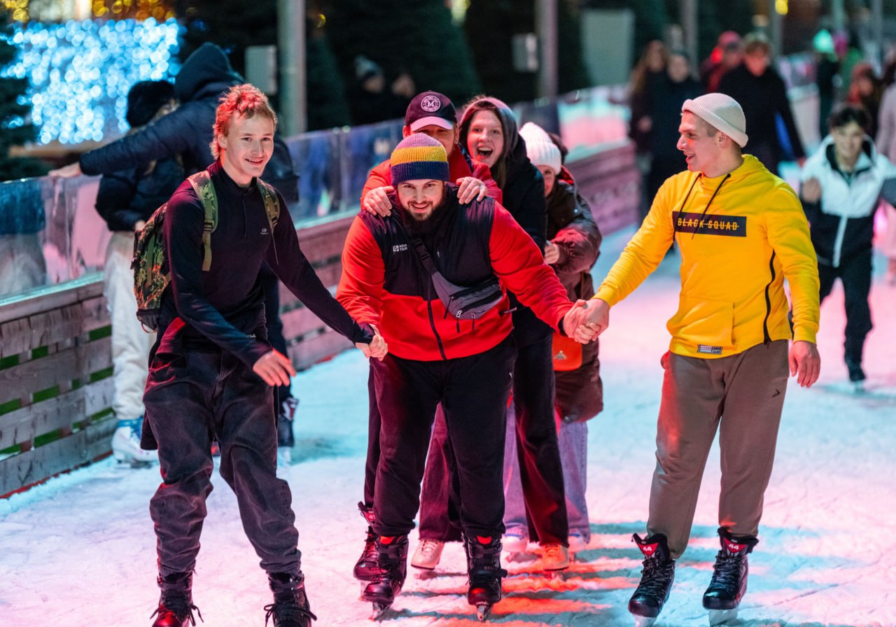 Ночные сеансы на катке ВДНХ: погружение в ледовую сказку под звездным небом Ночные сеансы на катке ВДНХ: погружение в ледовую сказку под звездным небом