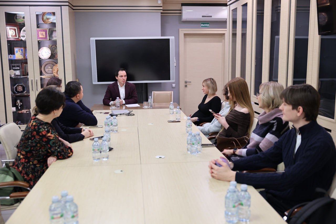 Певец и музыкант, член комиссии МГД по культуре и массовым коммуникациям Родион Газманов (фракция партии «Единая Россия») провел встречу с участниками молодежного форума «Наследие» Певец и музыкант, член комиссии МГД по культуре и массовым коммуникациям Родион Газманов (фракция партии «Единая Россия») провел встречу с участниками молодежного форума «Наследие»