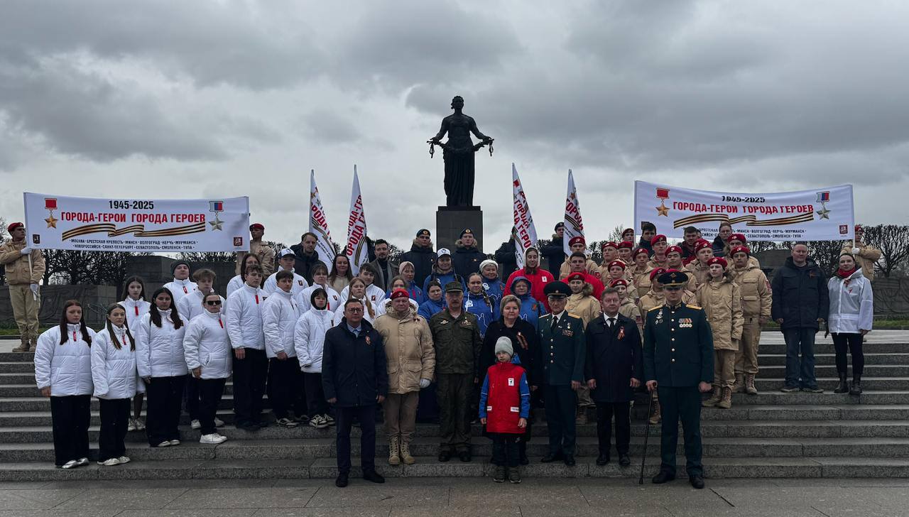 Алексей Шапошников: С Днём Героев Отечества! В этот день мы чествуем героев разных лет и эпох, которые, проявив доблесть и отвагу, защитили нашу страну Алексей Шапошников: С Днём Героев Отечества! В этот день мы чествуем героев разных лет и эпох, которые, проявив доблесть и отвагу, защитили нашу страну