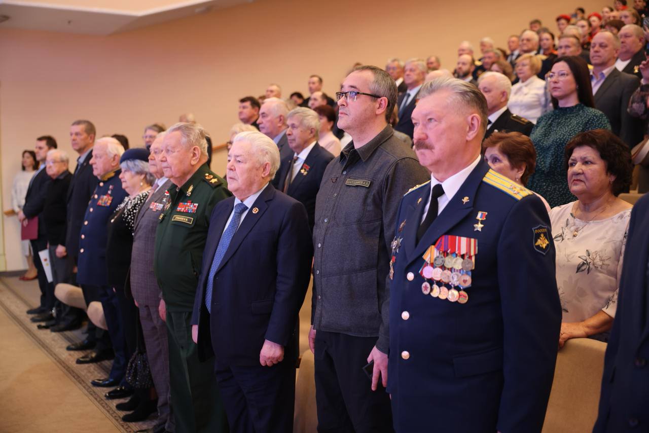 Алексей Шапошников: С Днём Героев Отечества! В этот день мы чествуем героев разных лет и эпох, которые, проявив доблесть и отвагу, защитили нашу страну Алексей Шапошников: С Днём Героев Отечества! В этот день мы чествуем героев разных лет и эпох, которые, проявив доблесть и отвагу, защитили нашу страну