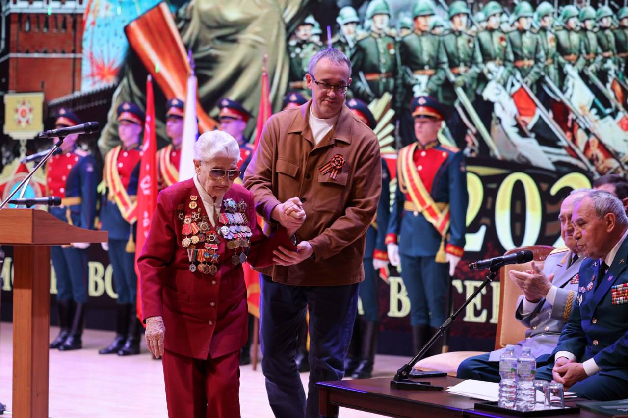 Алексей Шапошников: С Днём Героев Отечества! В этот день мы чествуем героев разных лет и эпох, которые, проявив доблесть и отвагу, защитили нашу страну Алексей Шапошников: С Днём Героев Отечества! В этот день мы чествуем героев разных лет и эпох, которые, проявив доблесть и отвагу, защитили нашу страну