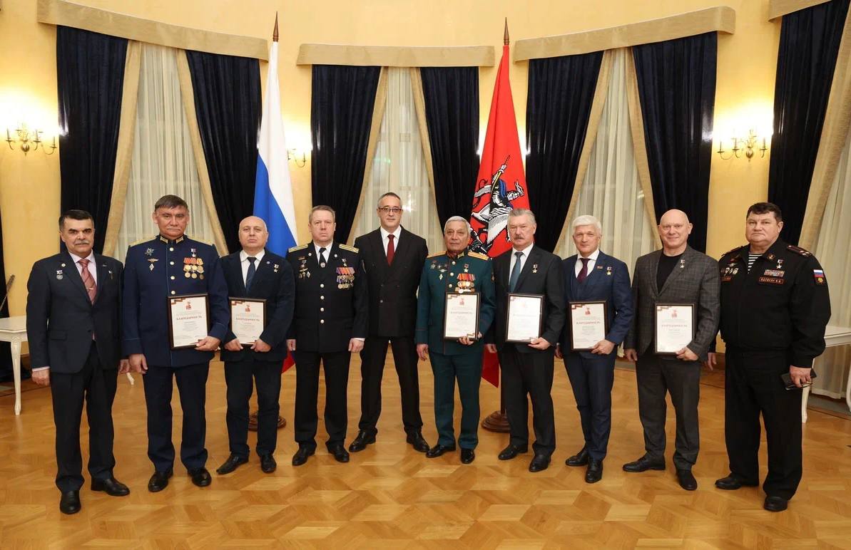 Алексей Шапошников: С Днём Героев Отечества! В этот день мы чествуем героев разных лет и эпох, которые, проявив доблесть и отвагу, защитили нашу страну