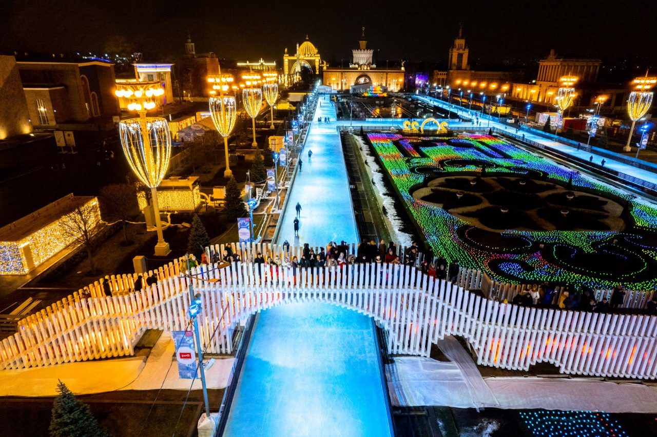 Ночные сеансы на катке ВДНХ: погружение в ледовую сказку под звездным небом Ночные сеансы на катке ВДНХ: погружение в ледовую сказку под звездным небом