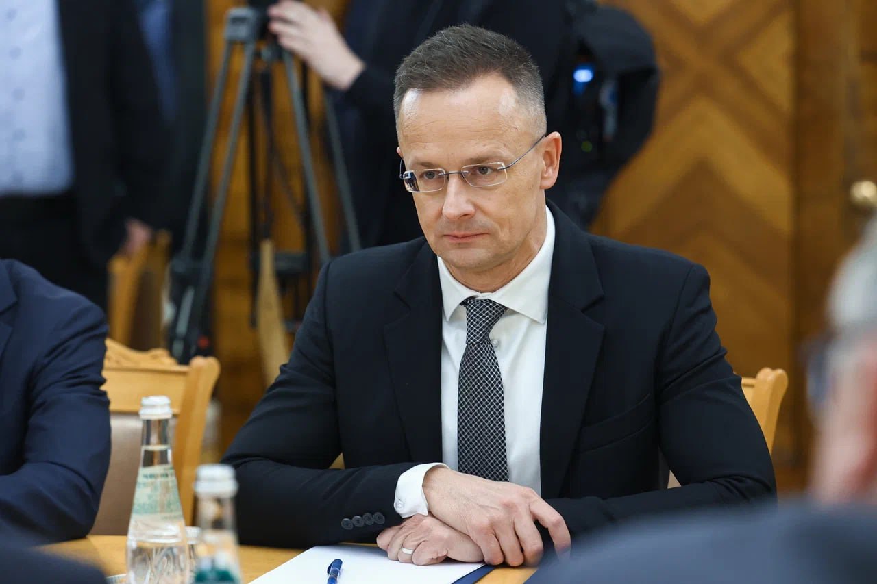 9 декабря состоялась встреча Министра иностранных дел Российской Федерации С.В.Лаврова с Министром внешнеэкономических связей и иностранных дел Венгрии П.Сийярто, находящимся в Москве для участия в 16-м заседании... 9 декабря состоялась встреча Министра иностранных дел Российской Федерации С.В.Лаврова с Министром внешнеэкономических связей и иностранных дел Венгрии П.Сийярто, находящимся в Москве для участия в 16-м заседании...