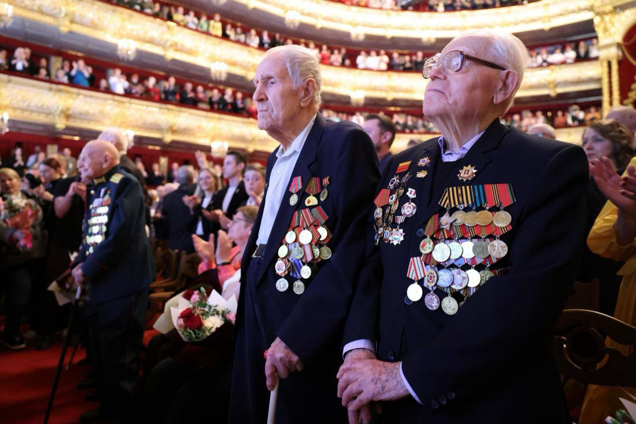 Алексей Шапошников: С Днём Героев Отечества! В этот день мы чествуем героев разных лет и эпох, которые, проявив доблесть и отвагу, защитили нашу страну Алексей Шапошников: С Днём Героев Отечества! В этот день мы чествуем героев разных лет и эпох, которые, проявив доблесть и отвагу, защитили нашу страну