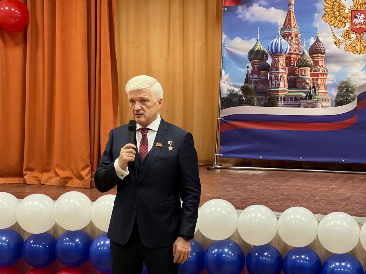 В День Героев Отечества Герой Российской Федерации, член комиссии МГД по безопасности, законодательству и регламенту Аркадий Корольков (фракция партии «Единая Россия») встретился с учениками своей родной школы в городе...