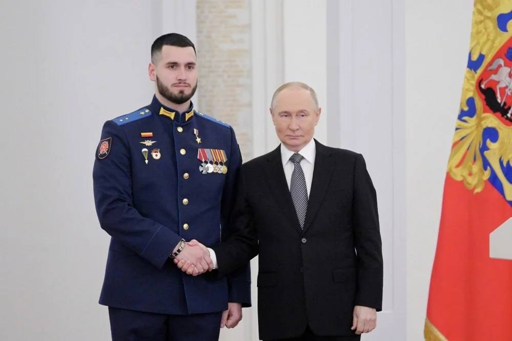 Кого наградил Владимир Путин медалями «Золотая Звезда» в Георгиевском зале Большого Кремлевского дворца? Кого наградил Владимир Путин медалями «Золотая Звезда» в Георгиевском зале Большого Кремлевского дворца?