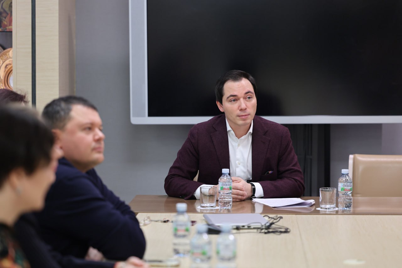 Певец и музыкант, член комиссии МГД по культуре и массовым коммуникациям Родион Газманов (фракция партии «Единая Россия») провел встречу с участниками молодежного форума «Наследие» Певец и музыкант, член комиссии МГД по культуре и массовым коммуникациям Родион Газманов (фракция партии «Единая Россия») провел встречу с участниками молодежного форума «Наследие»